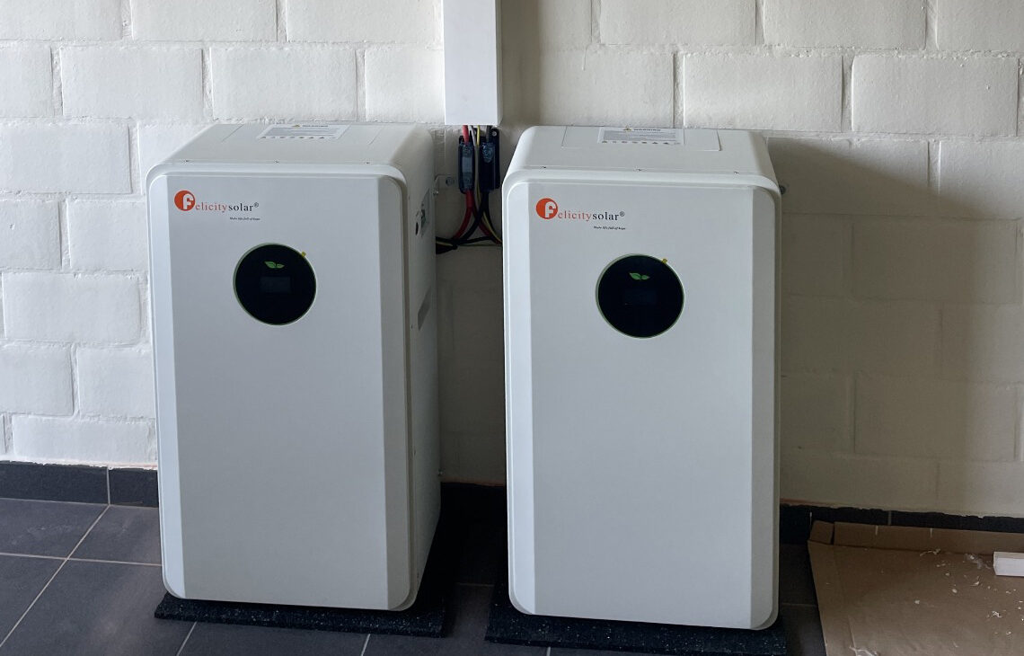 Slimme thuisbatterij met omvormer geïnstalleerd in een woning door Balti Solar