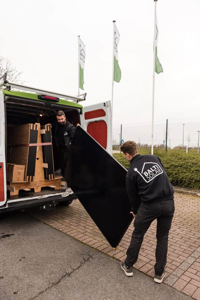 Ervaren installateurs van Balti Solar verzorgen de professionele plaatsing van zonnepanelen.